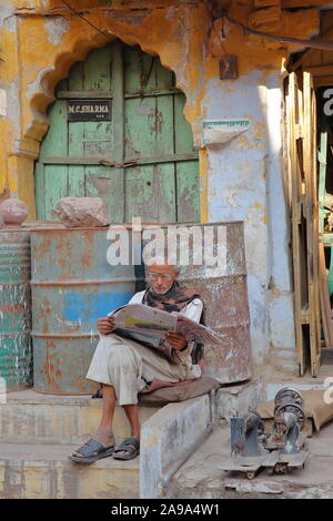 BUNDI, Rajasthan, Indien - Dezember 08, 2017: einem Straßenhändler eine Zeitung lesen in der Altstadt Stockfoto