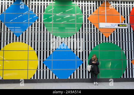 Daniel Buren der breite Streifen und geometrische Muster an der Tottenham Court Road U-Bahnstation, London, UK Stockfoto