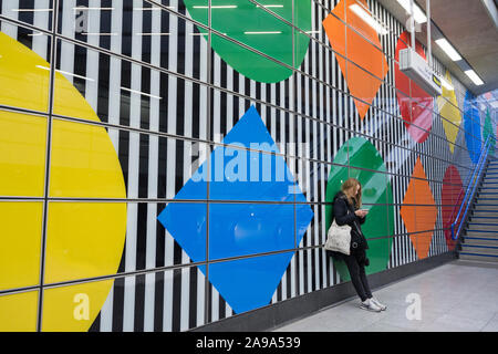 Daniel Buren der breite Streifen und geometrische Muster an der Tottenham Court Road U-Bahnstation, London, UK Stockfoto