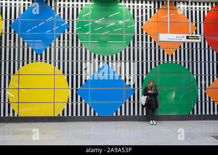 Daniel Buren der breite Streifen und geometrische Muster an der Tottenham Court Road U-Bahnstation, London, UK Stockfoto