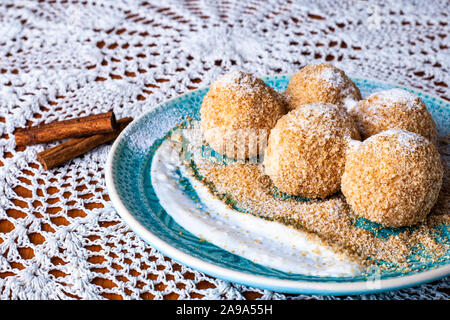 Quark Knödel mit Semmelbröseln und Puderzucker auf eine dekorative Platte Stockfoto