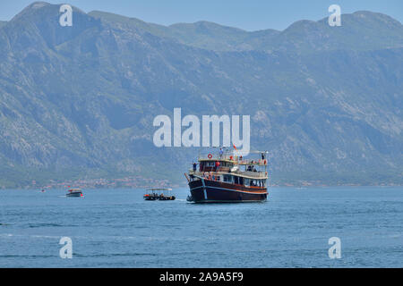 Perast, Montenegro - 10. Juni. 2019. Schönen Ausflugsschiff in einem Boka-Kotorska Bay Stockfoto