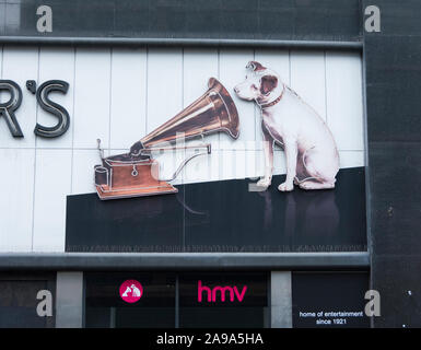 Nahaufnahme von "Nipper" ausserhalb des inzwischen geschlossenen seine Meister Voice (HMV) Flaggschiff Record store, 363 Oxford Street, London, UK Stockfoto