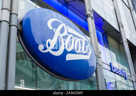 Ein großes Schild außerhalb der Stiefel der Chemiker in der Oxford Street, London, UK Stockfoto