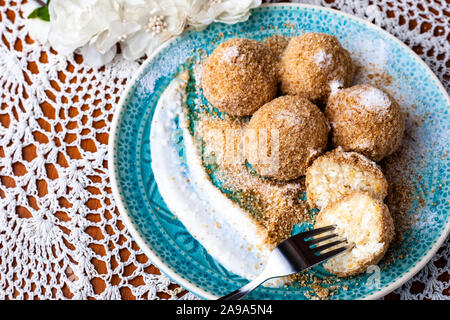 Quark Knödel mit Semmelbröseln und Puderzucker auf eine dekorative Platte Stockfoto