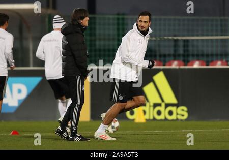 Leipzig, Deutschland. 14 Nov, 2018. firo: 14.11.2018 Männer NATIONALMANNSCHAFT Landerspiel Freundschaftsspiel Deutschland - Russland Russland Training Mats Hummels und Bundescoach Joachim Niedrig | Verwendung der weltweiten Kredit: dpa/Alamy leben Nachrichten Stockfoto