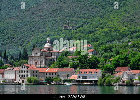 Prcanj, Montenegro -10. 6. 2019. Stadt und Kirche der Jungfrau Maria Stockfoto