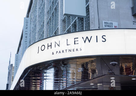 Signage außerhalb der "John Lewis Department Store auf der Oxford Street in London, Großbritannien Stockfoto