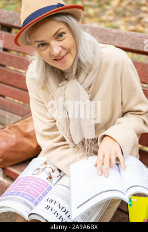 Gerne moderne Dame ihre Englische Bücher Holding Stockfoto