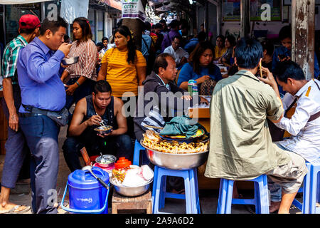 Die Menschen essen Street Food an der Jade Market, Mandalay, Myanmar Stockfoto