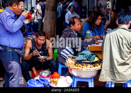 Die Menschen essen Street Food an der Jade Market, Mandalay, Myanmar Stockfoto