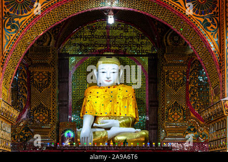 Ein sitzender Buddha Statue, Su Taung Pyae Pagode, Mandalay Hill, Mandalay, Myanmar. Stockfoto