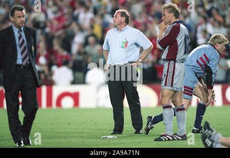 Barcelona, Spanien. 19 Apr, 2019. firo: 26.05.1999 Fußball Champions League 1998/1999: Finale Manchester United - Bayern München, München, München enttäuscht, Enttäuschung, nach dem Spiel von Links nach Rechts: Trainer Ottmar Hitzfeld, Manager Uli Hoeness Hoeness, Thorsten Fink und Oliver Kahn | Verwendung der weltweiten Kredit: dpa/Alamy leben Nachrichten Stockfoto