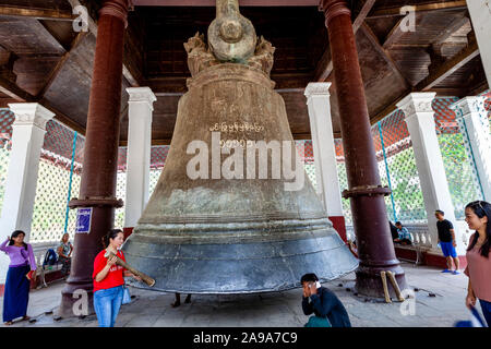 Menschen posieren für Fotos an der Mingun Glocke, Mandalay, Mingun, Sagaing Region, Myanmar. Stockfoto