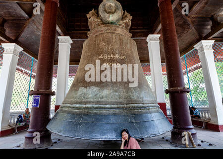 Menschen posieren für Fotos an der Mingun Glocke, Mandalay, Mingun, Sagaing Region, Myanmar. Stockfoto