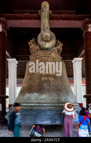 Touristen, die in der Mingun Glocke, Mandalay, Mingun, Sagaing Region, Myanmar. Stockfoto