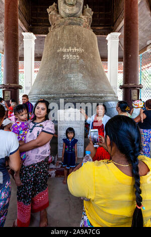 Menschen posieren für Fotos an der Mingun Glocke, Mandalay, Mingun, Sagaing Region, Myanmar. Stockfoto