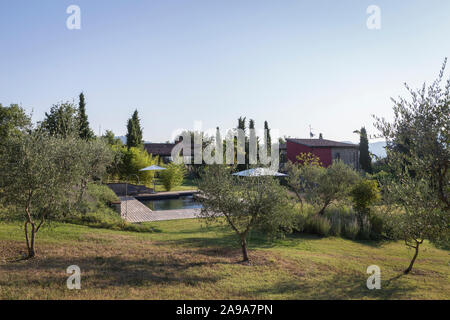 Chianti, Toskana, Blick auf die Fassade eines typischen Landhaus mit Swimmingpool, der während der Sommersaison, Toskana, Italien. Stockfoto