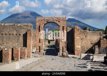 Pompei. Italien. Archäologische Stätte von Pompeji. Die so genannte Arch von Caligula, wurde der Haupteingang über Di Mercurio. Blick in Richtung Via di Mercurio Stockfoto