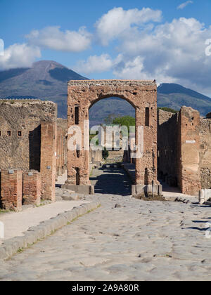 Pompei. Italien. Archäologische Stätte von Pompeji. Die so genannte Arch von Caligula, wurde der Haupteingang über Di Mercurio. Blick in Richtung Via di Mercurio Stockfoto