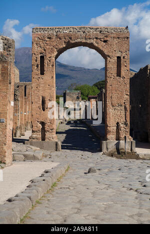 Pompei. Italien. Archäologische Stätte von Pompeji. Die so genannte Arch von Caligula, wurde der Haupteingang über Di Mercurio. Blick in Richtung Via di Mercurio Stockfoto