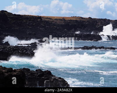 Die Osterinsel, Rapa Nui - Ozean Wellen, die in der zerklüfteten vulkanischen Küstenlinie - große Wellen und Wasser Bewegung Bild Stockfoto