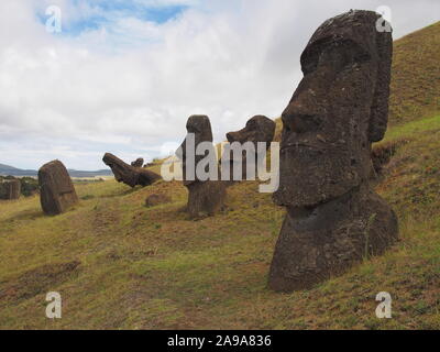 Steinbruch Rano Raraku Rapa Nui (Osterinsel) - küchelberg von Moai Statuen in unterschiedlichen Stadien der Carving - Rapa Nui (Osterinsel) Stockfoto