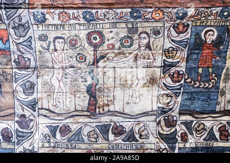 Deseşti, Maramureș, Rumänien. Deckengemälde in der alten hölzernen Kirche des Hl. Parascheva (1770), Adam und Eva und der Schlange Stockfoto