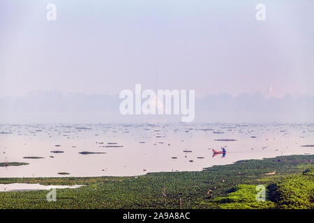 Ein Fischer auf den Taungthaman See, Amarapura, Mandalay, Myanmar. Stockfoto