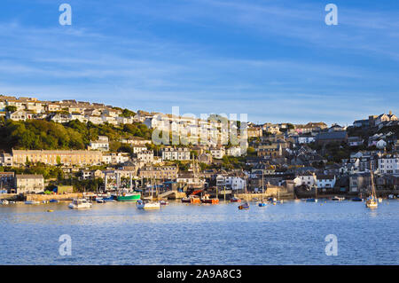 Die kornische Fischerdorf Polruan aus gesehen auf der anderen Seite des Flusses in Fowey, Cornwall, England, Großbritannien Stockfoto