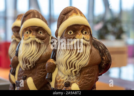 Schmalkalden, Deutschland. 08 Nov, 2019. 08.11.2019, Thüringen, Schmalkalden: In der Nougat Welt in Schmalkalden gibt es drei Schokoladen Weihnachtsmänner. Sie gehören zu einer Sonderausgabe von viba Süßwaren GmbH. Nach Angaben des Unternehmens 200 solcher Weihnachtsmänner werden jedes Jahr im Weihnachtsgeschäft produziert. Sie gingen an den Fachhandel als dekorative Material. Jede dieser Weihnachtsmänner wiegt 4 kg. Quelle: Stephan Schulz/dpa-Zentralbild/ZB/dpa/Alamy leben Nachrichten Stockfoto