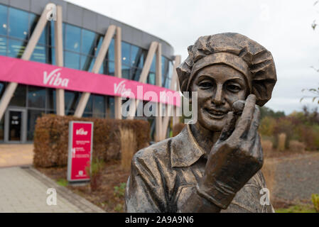 Schmalkalden, Deutschland. 08 Nov, 2019. 08.11.2019, Thüringen, Schmalkalden: Die Figur der Konditor steht vor der Viba Nougat Welt in Schmalkalden (Thüringen). Sie halten eine Tafel Schokolade in der Hand. Weihnachten Produktion ist derzeit bei viba Süßwaren GmbH im Gange. Wie das Unternehmen mitteilte, produziert jährlich 600.000 Weihnachtsmänner. Die kleinste Santa Claus wiegt 10 g, die größte 4 kg. Quelle: Stephan Schulz/dpa-Zentralbild/ZB/dpa/Alamy leben Nachrichten Stockfoto