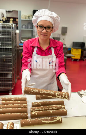 Schmalkalden, Deutschland. 08 Nov, 2019. 08.11.2019, Thüringen, Schmalkalden: Konditor Svenja Engelmann zeigt nougat Stöcke, mit denen Sie Weihnachten Nachrichten für viba Süßwaren GmbH eingerichtet hat. Im Jahr 2000 produzierte das Unternehmen die größte nougat Pol in der Welt und damit einen Eintrag ins Guinness Buch der Rekorde gesichert. Es wog 750 kg und hatte eine Länge von 3 m und einem Durchmesser von 50 cm. Quelle: Stephan Schulz/dpa-Zentralbild/ZB/dpa/Alamy leben Nachrichten Stockfoto