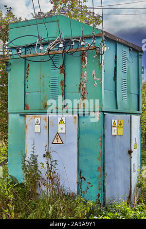 Der Bau eines ländlichen Umspannwerk mit Warnzeichen. Stockfoto