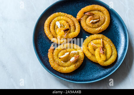 Jalebi oder Jilbi oder imarati, indische Süßspeisen gebraten in reinem ghee Gujarat knusprige Fafda. Traditionelle Speisen. Stockfoto