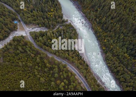 (191114) - CHENGDU, November 14, 2019 (Xinhua) - luftaufnahme am Okt. 24, 2019 zeigt einen Teil der Sichuan-Tibet Highway in Bomi County, im Südwesten Chinas Tibet autonomen Region. Die sichuan-tibet Highway, der am 25. Dez., 1954 gestellt wurde und hat eine Länge von über 2.000 Kilometer. In den vergangenen 65 Jahren, den zentralen und lokalen Regierungen haben stark investiert Verkehr die Kapazität der Autobahn und Sicherheit zu heben. Neben mehr Tunnel und Brücken, fast alle Abschnitte der Autobahn wurden erweitert und asphaltiert. (Xinhua / Jiang Hongjing) Stockfoto