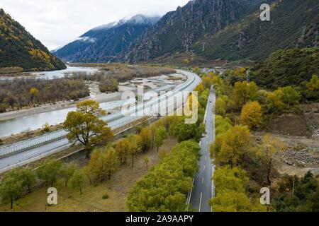 (191114) - CHENGDU, November 14, 2019 (Xinhua) - luftaufnahme am Okt. 27, 2019 zeigt einen Teil des Nr. 318 National Highway in Nyingchi auf dem sichuan-tibet Highway getroffen. Die sichuan-tibet Highway, der am 25. Dez., 1954 gestellt wurde und hat eine Länge von über 2.000 Kilometer. In den vergangenen 65 Jahren, den zentralen und lokalen Regierungen haben stark investiert Verkehr die Kapazität der Autobahn und Sicherheit zu heben. Neben mehr Tunnel und Brücken, fast alle Abschnitte der Autobahn wurden erweitert und asphaltiert. (Xinhua / Jiang Hongjing) Stockfoto