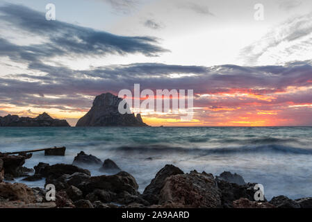 Kleine hölzerne Pier in Cala d ' Hort Bucht und Blick auf Es Vedra Insel Ibiza, Spanien Stockfoto