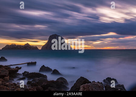 Kleine hölzerne Pier in Cala d ' Hort Bucht und Blick auf Es Vedra Insel Ibiza, Spanien Stockfoto