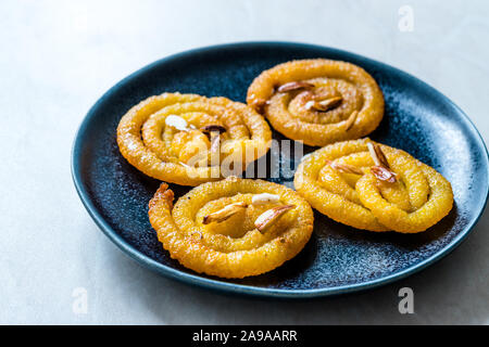 Jalebi oder Jilbi oder imarati, indische Süßspeisen gebraten in reinem ghee Gujarat knusprige Fafda. Traditionelle Speisen. Stockfoto