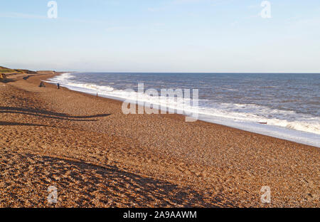 Blick auf den Strand an der nördlichen Küste von Norfolk auf der Suche nach Westen von Weybourne, Norfolk, England, Vereinigtes Königreich, Europa. Stockfoto