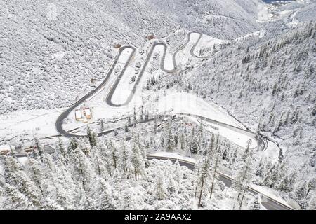 (191114) - CHENGDU, November 14, 2019 (Xinhua) - luftaufnahme am Okt. 17, 2019 zeigt einen Teil des Verschneiten Nr. 318 National Highway auf Jianziwan Berg auf dem sichuan-tibet Highway getroffen. Die sichuan-tibet Highway, der am 25. Dez., 1954 gestellt wurde und hat eine Länge von über 2.000 Kilometer. In den vergangenen 65 Jahren, den zentralen und lokalen Regierungen haben stark investiert Verkehr die Kapazität der Autobahn und Sicherheit zu heben. Neben mehr Tunnel und Brücken, fast alle Abschnitte der Autobahn wurden erweitert und asphaltiert. (Xinhua / Jiang Hongjing) Stockfoto