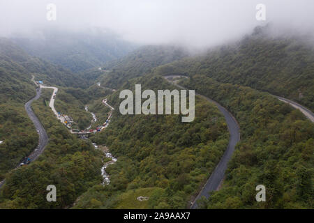 (191114) - CHENGDU, November 14, 2019 (Xinhua) - luftaufnahme am Okt. 15, 2019 zeigt einen Teil des Nr. 318 National Highway auf Erlang Berg auf dem sichuan-tibet Highway getroffen. Die sichuan-tibet Highway, der am 25. Dez., 1954 gestellt wurde und hat eine Länge von über 2.000 Kilometer. In den vergangenen 65 Jahren, den zentralen und lokalen Regierungen haben stark investiert Verkehr die Kapazität der Autobahn und Sicherheit zu heben. Neben mehr Tunnel und Brücken, fast alle Abschnitte der Autobahn wurden erweitert und asphaltiert. (Xinhua / Jiang Hongjing) Stockfoto