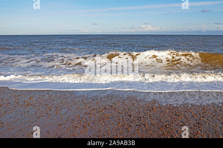 Ein Blick auf eine Welle über am Ufer des North Norfolk Küste bei Salthouse, Norfolk, England, Vereinigtes Königreich, Europa zu brechen. Stockfoto