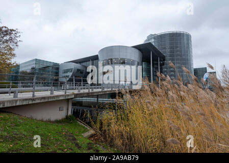 Dresden, Deutschland. 09 Nov, 2019. 09.11.2019, Sachsen, Dresden: Blick über ein schilfgürtel auf die Gläserne Manufaktur von Volkswagen (VW) in Dresden. Quelle: Stephan Schulz/dpa-Zentralbild/ZB/dpa/Alamy leben Nachrichten Stockfoto