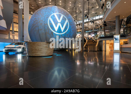 Dresden, Deutschland. 09 Nov, 2019. 09.11.2019, Sachsen, Dresden: Blick in den Eingangsbereich der Gläsernen Manufaktur von Volkswagen (VW) in Dresden. Quelle: Stephan Schulz/dpa-Zentralbild/ZB/dpa/Alamy leben Nachrichten Stockfoto