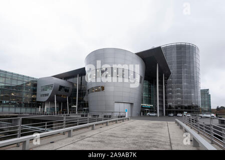 Dresden, Deutschland. 09 Nov, 2019. 09.11.2019, Sachsen, Dresden: Blick auf den Haupteingang der Gläsernen Manufaktur von Volkswagen (VW) in Dresden. Quelle: Stephan Schulz/dpa-Zentralbild/ZB/dpa/Alamy leben Nachrichten Stockfoto