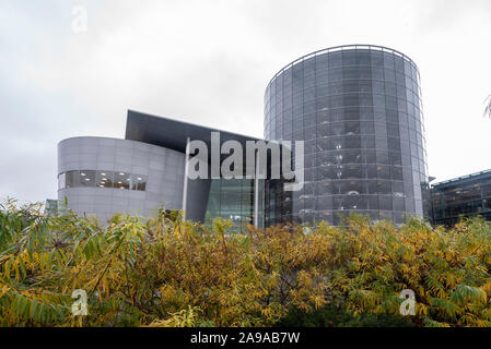 Dresden, Deutschland. 09 Nov, 2019. 09.11.2019, Sachsen, Dresden: Blick auf die Absicherung der Gläsernen Manufaktur von Volkswagen (VW) in Dresden. Quelle: Stephan Schulz/dpa-Zentralbild/ZB/dpa/Alamy leben Nachrichten Stockfoto