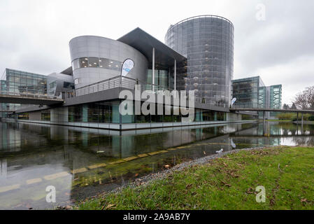 Dresden, Deutschland. 09 Nov, 2019. 09.11.2019, Sachsen, Dresden: Blick über einem Teich in der Gläsernen Manufaktur von Volkswagen (VW) in Dresden. Quelle: Stephan Schulz/dpa-Zentralbild/ZB/dpa/Alamy leben Nachrichten Stockfoto