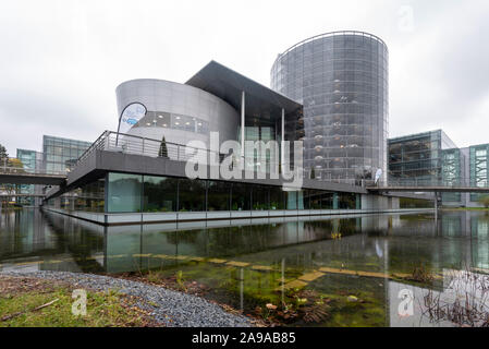 Dresden, Deutschland. 09 Nov, 2019. Blick über einem Teich in der Gläsernen Manufaktur von Volkswagen (VW) in Dresden. Quelle: Stephan Schulz/dpa-Zentralbild/ZB/dpa/Alamy leben Nachrichten Stockfoto